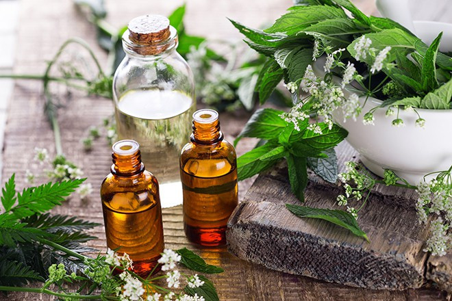 Theo các nhà khoa học, trong các loại tinh dầu, tinh dầu hương nhu, bạc hà và sả có tác dụng xua đuổi muỗi và côn trùng tốt nhất. Thời điểm phun cũng rất quan trọng bởi tinh dầu bay hơi rất nhanh, chỉ vài tiếng là bay hơi hết. Tốt nhất nên phun vào lúc chiều muộn.