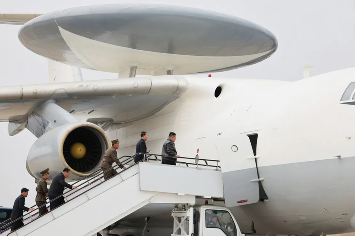 Hiện tại, thông tin chi tiết về khả năng thực tế của máy bay AEW&C Triều Tiên vẫn còn hạn chế. Như trang The War Zone đưa tin trước đây: “Mặc dù vẫn còn nghi ngờ về vai trò của máy bay cảnh báo sơm của Triều Tiên như các chức năng chỉ huy và kiểm soát trên không, nhưng việc có thêm một hệ thống radar cảnh giới trên không ít nhiều giúp Triều Tiên nâng cao đáng kể khả năng phòng thủ”. Ảnh: @North Korean state media.