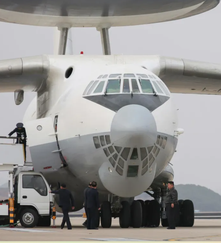 Cũng có thể thấy, có thiết kế mái che radar trên đỉnh thân máy bay, nhưng lại được cố định tại chỗ, không giống như trên chiếc A-50. Mái che radar cố định loại này thường được tìm thấy trên chiếc KJ-2000 và các máy bay AEW&C khác của Trung Quốc, vốn chứa ba radar có thể cung cấp phạm vi phủ sóng lên tới 360 độ. Ảnh: @North Korean state media.