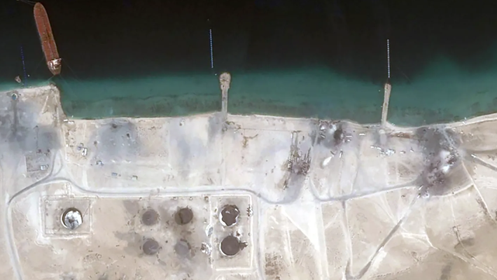 Và trong động thái mới nhất, các hình ảnh vệ tinh do tờ The War Zone thu thập cho thấy thiệt hại đáng kể tại cảng Ras Isa do lực lượng Houthi kiểm soát ở Yemen, sau cuộc không kích mới nhất của Mỹ. Ảnh: @2025 PLANET LABS INC.