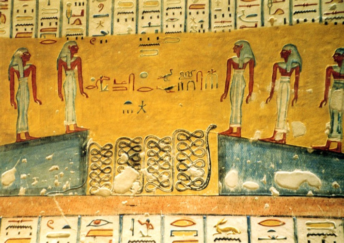 Ngôi mộ của Amenhotep được tìm thấy ở Thung lũng các vị vua, và ở đó, một dòng chữ tượng hình khá đáng sợ cảnh báo những kẻ xâm phạm không được làm phiền vị vua đang ngủ. Ảnh: @Reactor.