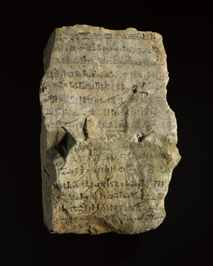 Dòng chữ khắc kỳ lạ này được viết bằng chữ Hieratic, về cơ bản nó cảnh báo mọi người rằng, nếu người nào lấy đi ngay các hòn đá khỏi ngôi mộ, họ sẽ phải đối mặt với cơn thịnh nộ của các vị thần và người đã khuất. Ảnh: @National Museums Scotland Blog.
