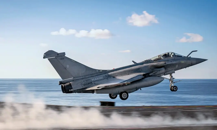 Được biết, Rafale M, một biến thể hải quân của máy bay chiến đấu Rafale do Dassault Aviation của Pháp phát triển, được thiết kế dành riêng cho các hoạt động trên tàu sân bay. Ảnh: @Military Review.