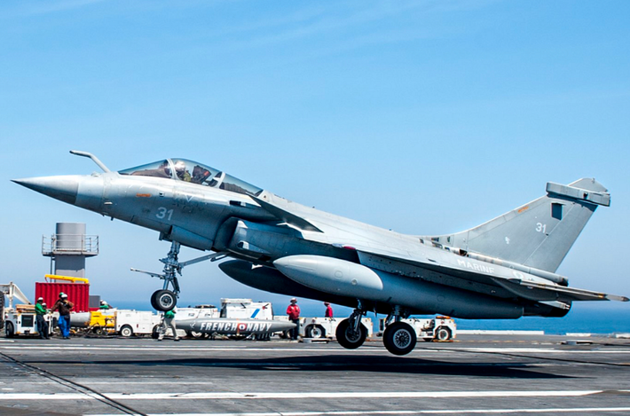 Rafale M mang theo vũ khí tiên tiến, bao gồm tên lửa không đối không Meteor có tầm bắn 120-150 km, tên lửa chống hạm Exocet AM39 và tên lửa hành trình SCALP để tấn công chính xác vào mặt đất. Ảnh: @Swarajya.