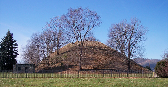 West Virginia tự hào có nơi chôn cất cổ xưa của riêng mình tên là Grave Creek Mound, nằm ở cực bắc của tiểu bang, gần biên giới Ohio. Thực tế, nơi chôn cất Grave Creek Mound là một gò đất lớn. Tuy nhiên, còn nhiều điều kỳ dị hơn thế nữa. Ảnh: @Wikipedia.