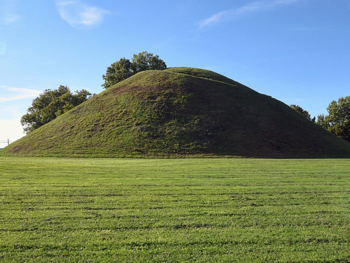 Kích thước khổng lồ của Grave Creek Mound thật đáng kinh ngạc. Các nhà khoa học tin rằng, các thành viên bộ tộc đã di chuyển gần 57.000 tấn đất để tạo nên ngọn đồi. Người Adena cũng xây dựng những gò đất nhỏ hơn nằm gần mái vòm đất lớn. Ảnh: @West Virginia Department of Arts.