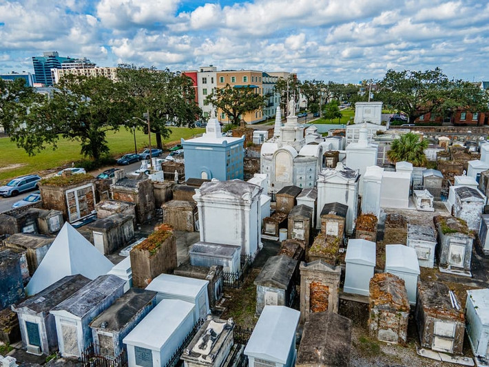 Nghĩa trang St. Louis số 1 chứa đầy lịch sử bí ẩn của New Orleans. Có rất nhiều câu chuyện về những linh hồn ma ám và tin đồn về những bóng ma ghê rợn. Lần đầu tiên, nó được xây dựng vào năm 1789. Ảnh: @GetYourGuide.