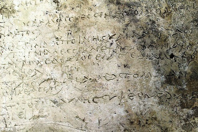 Tác phẩm Iliad có nội dung dựa trên các thần thoại về Cuộc chiến thành Troy (Tơ-roa). Trường ca Odyssey kể về cuộc phiêu lưu của nhân vật chính Odyssey và hành trình trở về quê hương gian nan của người anh hùng này.