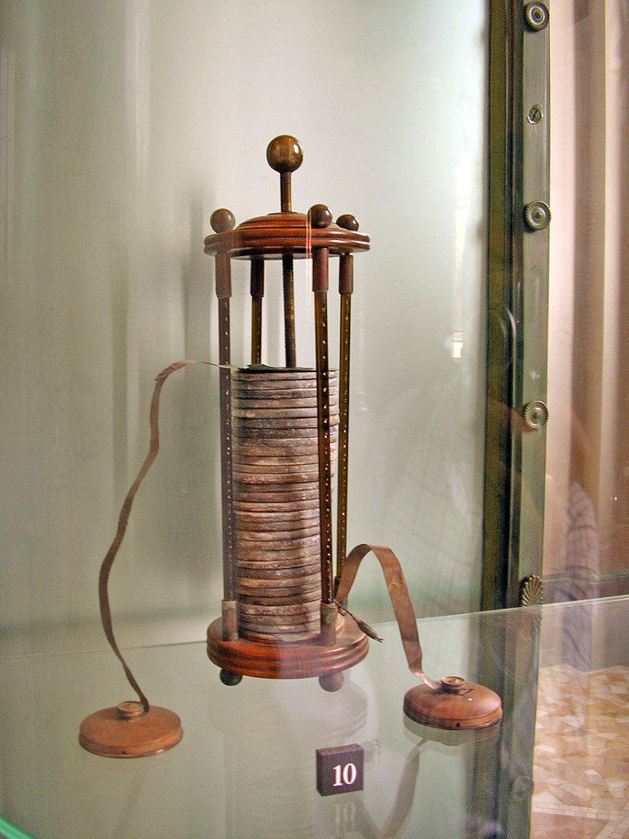 Pin điện đầu tiên đã được phát minh vào năm 1800. Phát minh đầu tiên trên thế giới này là đứa con tinh thần của Alessandro Volta, khi ông phát triển pin volta. Đến năm 1802, William Cruickshank đã thiết kế ra loại pin điện đầu tiên có khả năng sản xuất hàng loạt. Ảnh: @Wikipedia.
