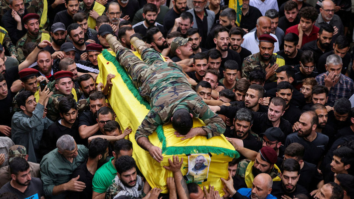 Hezbollah hiện là một trong những nhóm vũ trang phi nhà nước mạnh nhất trên thế giới, với kho vũ khí bao gồm cả tên lửa và máy bay không người lái có thể tấn công bất kỳ phần nào của Israel. Theo ước tính, nhóm này sở hữu khoảng 100.000 quả tên lửa, và nhận được hàng trăm triệu đô la từ Iran mỗi năm. Ảnh: Sky News.