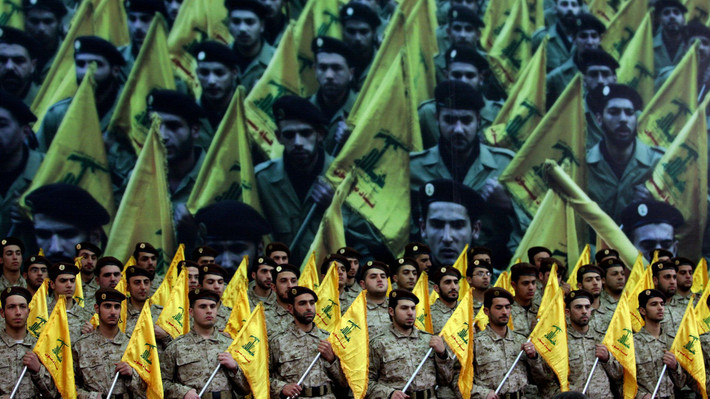 Trong khi lãnh đạo Hezbollah Sayyed Hassan Nasrallah tuyên bố rằng nhóm này có 100.000 chiến binh, các chuyên gia cho rằng con số này có thể là phóng đại, với ước tính thực tế là khoảng 20.000 quân nhân đang hoạt động. Ảnh: Sky News.