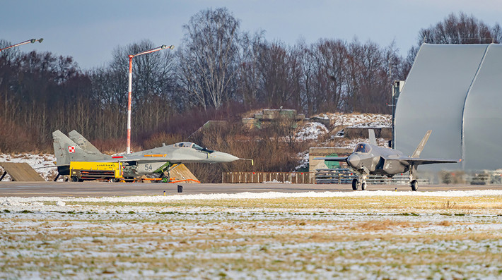 Việc chọn F-35B thay vì Typhoon không chỉ thể hiện tính linh hoạt mà còn nhấn mạnh tầm quan trọng của máy bay chiến đấu tàng hình này trong chiến lược phòng thủ của NATO. F-35B đã thể hiện vai trò quan trọng trong các hoạt động tuần tra và yểm trợ không kích của NATO, đặc biệt là trong các sứ mệnh như "Tuần tra bầu trời phía nam (Southern Air Policing)" ở Biển Đen. Ảnh: Máy bay F-35 của Không quân Hoàng gia Anh đang hoạt động cùng với máy bay MiG-29 của Ba Lan tại căn cứ Không quân Malbork (Ba Lan)/ theaviationist.com.