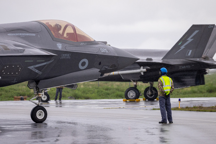 Đợt triển khai này diễn ra sau một nhiệm vụ tuần tra thành công của RAF ở Romania, nơi 6 máy bay Eurofighter Typhoon và hơn 200 nhân viên quân sự đã được triển khai để bảo vệ biên giới phía đông của NATO. Lần này, các máy bay F-35B sẽ thay thế Typhoon để bảo vệ không phận Iceland, khu vực quan trọng trong chiến lược phòng thủ của NATO, đặc biệt trong bối cảnh căng thẳng gia tăng giữa NATO và Nga. Ảnh: F-35B tại Căn cứ Không quân Hoàng gia Anh/ RAF.