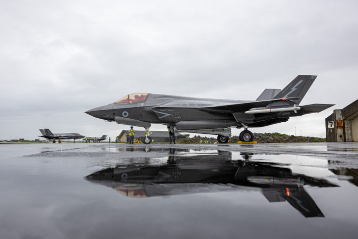 Theo thông báo từ Bộ Quốc phòng Anh, 4 chiếc máy bay chiến đấu F-35B cùng phi hành đoàn từ Phi đội 617 “Dambusters” của Không quân Hoàng gia Anh (RAF) đã được triển khai từ căn cứ Marham đến Căn cứ Không quân Keflavík tại Iceland. Ảnh: F-35B tại Căn cứ Không quân Hoàng gia Anh/ RAF.