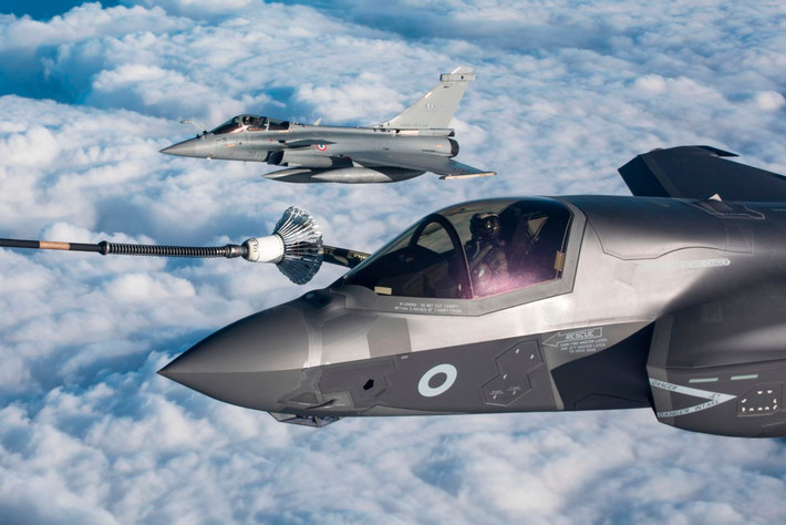 F-35B, một biến thể của dòng máy bay chiến đấu F-35 Lightning II, được biết đến với khả năng cất cánh ngắn và hạ cánh thẳng đứng, làm tăng tính cơ động và phù hợp với đa dạng các nhiệm vụ trên không. Với tốc độ cao và khả năng tàng hình, F-35B có thể thực hiện các nhiệm vụ trinh sát và tấn công hiện đại, đồng thời mang theo các loại bom và tên lửa tiên tiến. Ảnh: Máy bay chiến đấu F-35 Lightning/ RAF.