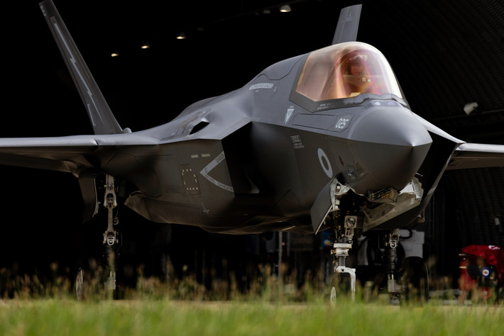 Bộ Quốc phòng Anh nhấn mạnh rằng F-35B được duy trì ở trạng thái sẵn sàng cao, sẵn sàng hỗ trợ mạnh mẽ các hoạt động của Vương quốc Anh và NATO trên toàn cầu, cả trên bộ lẫn trên biển. Ảnh: F-35B tại Căn cứ Không quân Hoàng gia Anh/ RAF