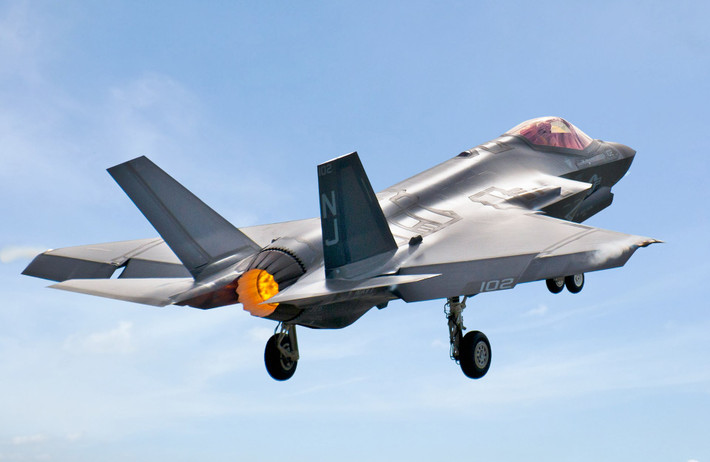 F-35, máy bay tiêm kích tàng hình của Mỹ lại được đánh giá cao về công nghệ và khả năng chiến đấu toàn diện. Tuy nhiên, việc chuyển sang F-35 sẽ đòi hỏi Ấn Độ phải chấp nhận các chi phí cao hơn và xây dựng một hệ thống hậu cần mới. Ảnh: F-35C Lightning II cất cánh tại Căn cứ Không quân Eglin/ Samuel King Jr.