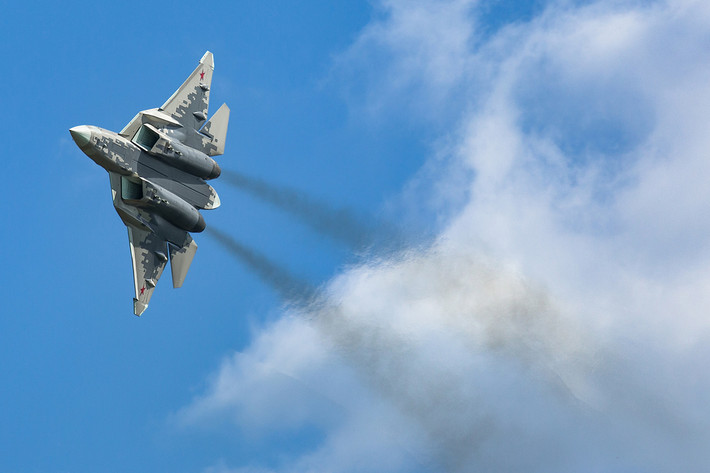 Hiện tại, Ấn Độ đứng trước sự lựa chọn quan trọng giữa Su-57 của Nga và F-35 của Mỹ. Su-57 với động cơ Izdeliye 30 vượt trội và khả năng tàng hình và công nghệ tiên tiến từ Nga hứa hẹn mang đến sức mạnh không quân vượt trội nếu Ấn Độ tiếp tục duy trì quan hệ quốc phòng lâu dài với Moscow. Ảnh: Màn trình diễn của tiêm kích Su-57 tại Diễn đàn ARMY-2020/ Andrei Shmatko.