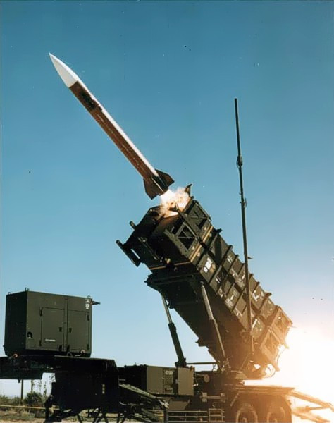 Hệ thống radar và cảm biến tiên tiến của Patriot cũng vượt trội hơn so với IRIS-T SLM. Radar của Patriot xuất sắc trong việc phát hiện và theo dõi nhiều mục tiêu cùng lúc, cung cấp phạm vi xa hơn và độ chính xác cao hơn. Khả năng tiên tiến này là rất quan trọng để đánh chặn các mối đe dọa phức tạp, phối hợp hoặc ẩn mà IRIS-T SLM có thể bỏ lỡ. Ảnh: Hệ thống Patriot trên xe phóng tự hành/ Wikipedia.