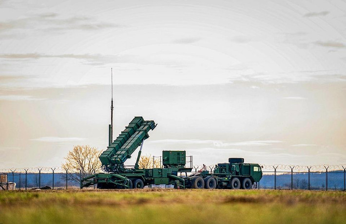 Sự chênh lệch về chi phí giữa IRIS-T SLM và Patriot là điểm đáng chú ý nhất khi đặt lên bàn cân hai hệ thống này. Trong đơn đặt hàng, Bulgaria có thể sở hữu 07 hệ thống IRIS-T SLM với tổng chi phí lên đến 1,4 tỷ USD. Trong khi đó một hệ thống MIM-104 Patriot có giá khoảng 1 tỷ USD. Ảnh: Hệ thống phòng không MIM-104 Patriot/ Facebook.