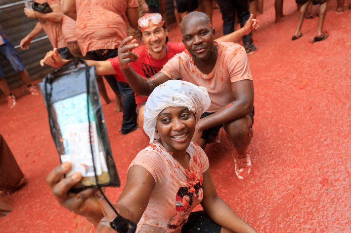 Lễ hội La Tomatina không chỉ đơn thuần là việc ném cà chua; nó là một sự kiện tạo nên cảm giác hứng khởi, giải phóng mọi căng thẳng và mang đến niềm vui bất tận. Vào sáng sớm, người tham gia tụ tập tại quảng trường chính của Buñol, đợi những chiếc xe tải chở đầy cà chua đến. Ảnh: REUTERS/Eva Manez