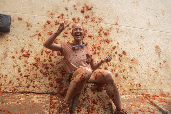 La Tomatina đã thu hút sự chú ý toàn cầu, trở thành điểm đến của nhiều du khách quốc tế. Lễ hội không chỉ là một sự kiện vui chơi, mà còn là dịp để mọi người từ khắp nơi trên thế giới cùng nhau hòa mình vào văn hóa và tinh thần của Tây Ban Nha. Ảnh: Getty Images/Europa Press/By Jorge Gil