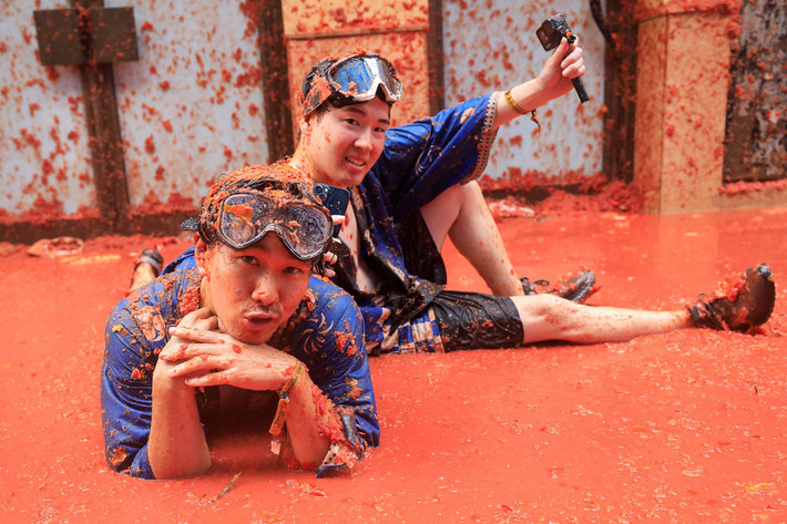 La Tomatina không chỉ là một lễ hội ném cà chua, mà còn là một biểu tượng của sự gắn kết cộng đồng và niềm vui bất tận. Đối với những ai yêu thích sự mạo hiểm và muốn trải nghiệm một phần văn hóa độc đáo của Tây Ban Nha, La Tomatina chắc chắn là một sự kiện không thể bỏ qua. Ảnh: REUTERS/Eva Manez.