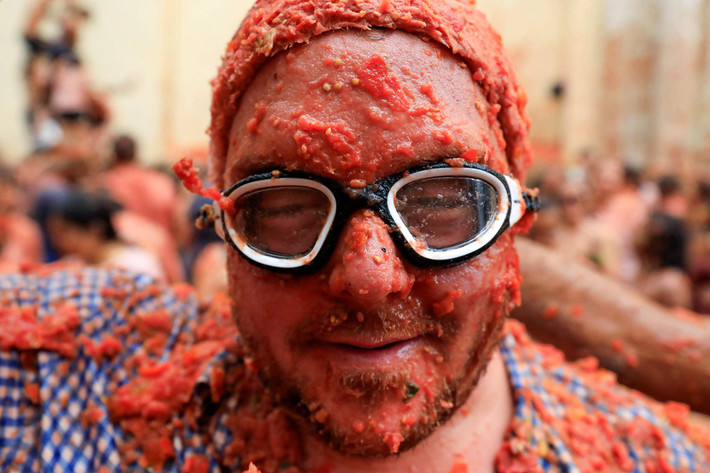 Lễ hội La Tomatina bắt đầu từ năm 1945, khi một cuộc ẩu đả xảy ra giữa những người dân trong thị trấn. Trong lúc không kiểm soát được tình hình, họ đã lấy những quả cà chua từ một quầy bán rau quả gần đó và bắt đầu ném vào nhau. Ảnh: REUTERS/Eva Manez