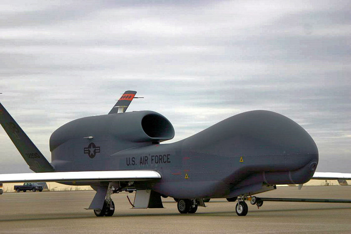 Sự thành công vượt trội của UAV Ukraine có thể được lý giải bởi hai yếu tố chính: sự điều khiển từ xa và hỗ trợ từ các hoạt động tình báo, giám sát và trinh sát (ISR) của Mỹ hoặc NATO. Ảnh: Máy bay trinh sát không người lái RQ-4 Global Hawk/ Không quân Mỹ.