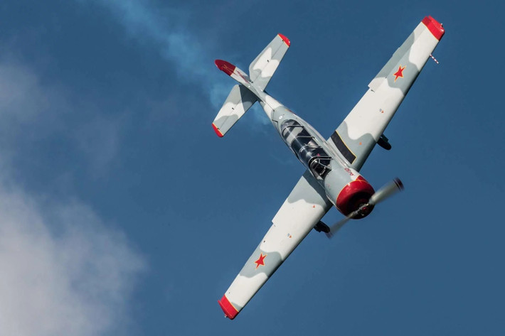 Nga đã nhận thức được mối đe dọa từ các UAV của Ukraine và đang phát triển các biện pháp đối phó mới. Một trong những biện pháp mới nhất là việc triển khai phiên bản máy bay huấn luyện chống UAV Yak-52M, được trang bị radar và thiết bị tác chiến điện tử để vô hiệu hóa các kênh liên lạc của UAV. Ảnh: Máy bay Yak-52/ Mạng xã hội Nga.