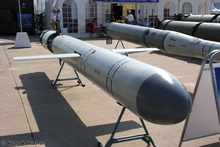 Trái ngược với thành công của các UAV Ukraine, tên lửa siêu vượt âm của Nga lại có kết quả kém ấn tượng. Ví dụ, tên lửa hành trình Kalibr 3M-14 của Nga, mặc dù có thiết kế nhỏ gọn và tốc độ bay nhanh hơn UAV gần 7 lần, nhưng tỷ lệ xuyên phá chỉ đạt khoảng 50%. Ảnh: Tên lửa hành trình Kalibr 3M-14/ Vitaly Kuzmin.
