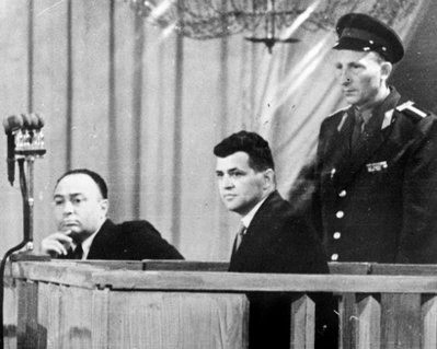 Rudolf Abel, tên thật là William Fisher, đã hoạt động bí mật ở Mỹ từ năm 1948 đến 1957, thu thập thông tin quan trọng về các cơ sở hạt nhân. Sau khi bị bắt và kết án 32 năm tù, ông được trao đổi để nhận lại Francis Gary Powers. Abel trở về Liên Xô, nơi ông tiếp tục công việc trong bộ máy tình báo trước khi qua đời vào năm 1971. Powers qua đời trong một vụ tai nạn máy bay vào năm 1977. Ảnh: Francis Gary Powers (giữa) trong phiên xét xử đầu tiên ở Moscow năm 1976.