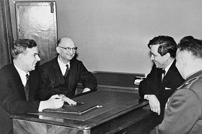 Vào tháng 4/1964, cầu Glienicke lại chứng kiến một cuộc trao đổi quan trọng giữa Liên Xô và Anh. Sĩ quan tình báo Liên Xô Konon Molody (hoặc Gordon Lonsdale), một đại tá từng hoạt động ở Mỹ, Anh và Canada, được trao đổi với sĩ quan tình báo Anh Greville Wynne. Đây là một phần của các cuộc thương thảo trong bối cảnh căng thẳng của Chiến tranh Lạnh. Ảnh: Chủ tịch KGB Vladimir Semichastny (đầu tiên bên trái) đón tiếp hai điệp viên Xôviết sau khi được trao đổi: Rudolf Abel (thứ hai bên trái) và Konon Molody (thứ hai bên phải).