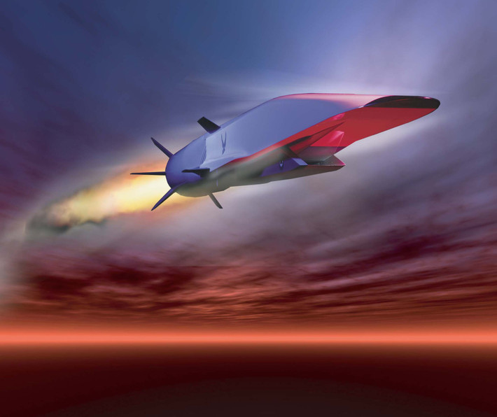 X-51A Waverider không phải là một loại vũ khí hoạt động, mà là một phương tiện thử nghiệm công nghệ. Tên lửa này sử dụng động cơ scramjet, một loại động cơ phản lực siêu thanh mà ở đó quá trình đốt cháy nhiên liệu xảy ra khi không khí đang di chuyển ở tốc độ siêu thanh. Thiết kế của X-51A cho phép nó “cưỡi” trên sóng xung kích (shockwave) do chính nó tạo ra khi bay ở tốc độ cao, giúp tăng cường hiệu suất và giảm lực cản khí động học. Ảnh: Tên lửa X-51A Waverider.