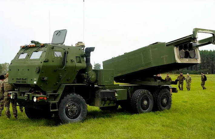 Loại vũ khí này được Mỹ cung cấp cho Ukraine trong năm đầu tiên xung đột Nga-Ukraine và đã được sử dụng trong toàn bộ chiến dịch kể từ đó. Himars nổi tiếng về độ chính xác, khả năng cơ động và khả năng sát thương đối với mọi mục tiêu trong phạm vi, đồng thời cũng được phương Tây mô tả là “kẻ thay đổi cuộc chơi”. Ảnh: Sohu.