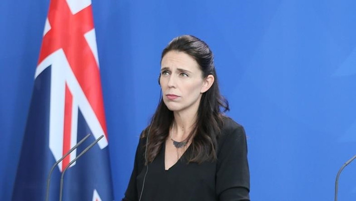 Ngoài việc đào tạo, New Zealand cũng cung cấp hỗ trợ tài chính cho Ukraine, với tổng số tiền lên đến khoảng 80 triệu đô la Mỹ, tương đương với 130 triệu đô la New Zealand. Khoản tiền này chủ yếu được sử dụng cho các nhu cầu nhân đạo và kinh tế của Kiev. Ảnh: Thủ tướng New Zealand Jacinda Ardern thông báo khoản viện trợ quân sự phi sát thương cho Ukraine.