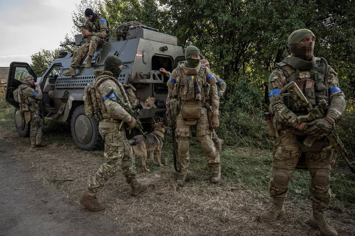 Việc Ukraine nhanh chóng đột nhập và tấn công tại Kursk đã gây ra nhiều chỉ trích cho Lực lượng Vũ trang Nga. Tuy nhiên, cũng có những ý kiến cho rằng Nga muốn thu hút thêm lực lượng tấn công và sẽ gây sức ép buộc Ukraine phải triển khai thêm lực lượng trước khi giáng một đòn chí mạng. Ảnh: The Exprss Tribune.