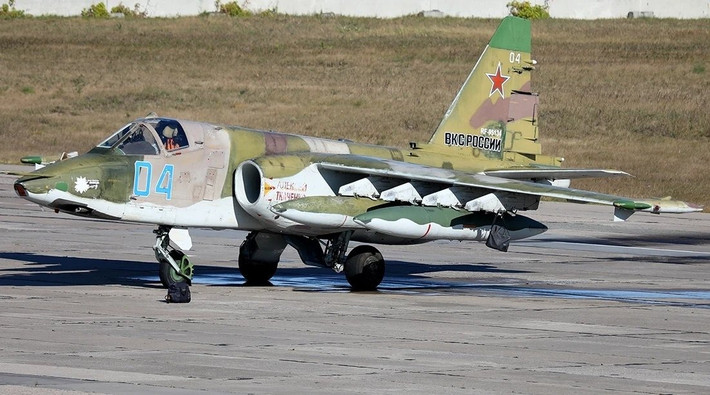 Được mệnh danh là “xe tăng bay”, Su-25 có vai trò tương tự như máy bay phản lực tấn công A-10 của Mỹ và được bọc thép dày để có thể thực hiện các cuộc tấn công có độ rủi ro cao ở độ cao thấp.