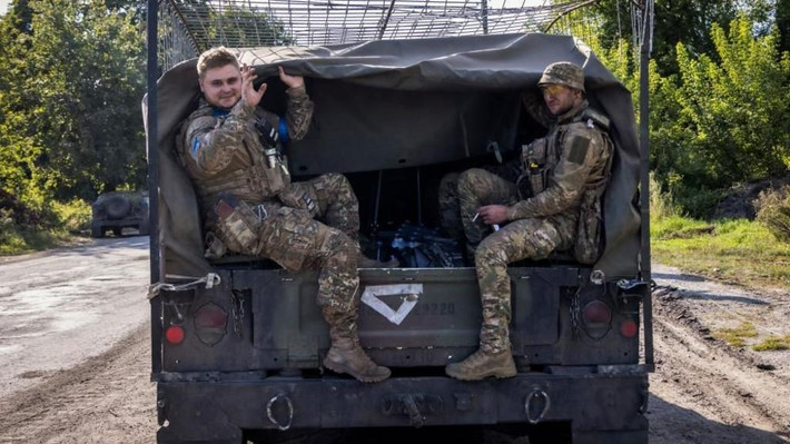 Lực lượng Vũ trang Ukraine và một số nhóm bán quân sự đã phát động một cuộc tấn công vào khu vực Kursk và Belgorod của Nga vào ngày 6/8. Ước tính khoảng 15.000 nhân sự tham gia cuộc tấn công, lực lượng này được trang bị xe tăng T-64 và Leopard, hệ thống phòng không di động BuK-M1 Abrams và hơn 100 máy bay không người lái các loại, cùng với các thiết bị khác. Ảnh: BBC.