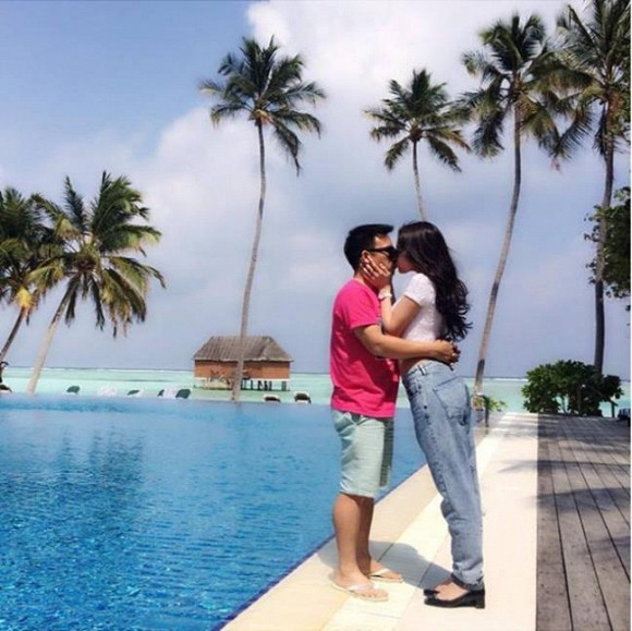 khi còn yêu, Trà Ngọc Hằng và bạn trai dấu mặt thường xuyên đi du lịch. Nhân dịp Valentine, Trà Ngọc Hằng được bạn trai tặng tôi một chiếc đồng hồ hiệu màu trắng rất tinh tế.