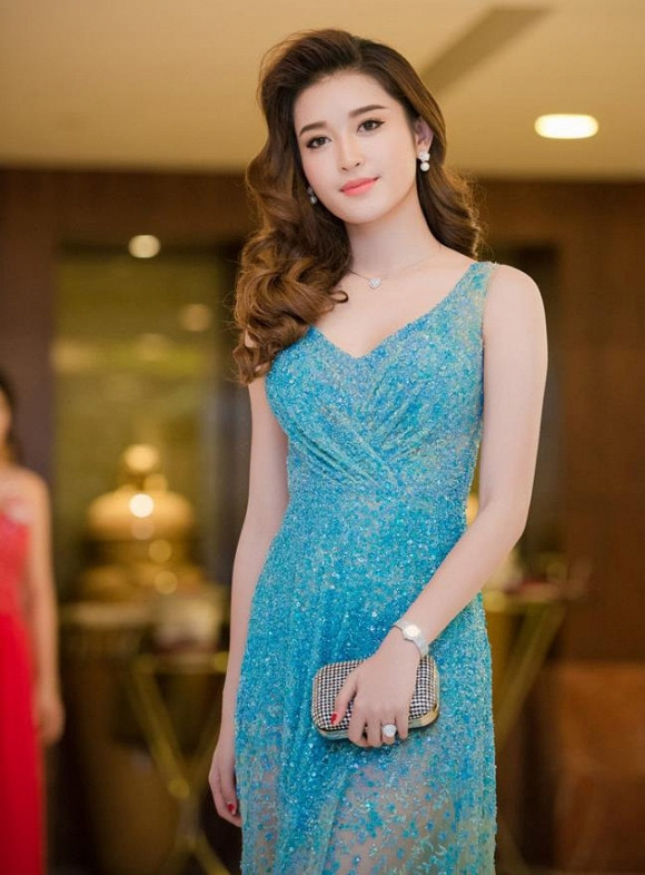 Gần đây, dư luận xôn xao nghi vấn Á hậu Huyền My là người xen vào giữa cuộc tình của Trà Ngọc Hằng và doanh nhân gốc Thái Bình, vị đại gia đã có mối tình 4 năm, thậm chí từng hé lộ thông tin kết hôn và chuẩn bị lễ cưới với Trà Ngọc Hằng.