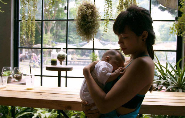 Tại sao không cho bé bú ti mẹ trực tiếp mà phải bú bình? Nhiều người bảo sao không cho ti mẹ hoàn toàn mà vắt sữa ra cho vào bú bình. Nhưng bà mẹ 9x nghĩ bú bình giúp mình biết con ăn được bao nhiêu, như vậy đã đủ chưa. Nếu con ăn đủ thì sẽ ngủ sâu, đỡ quấy hơn.