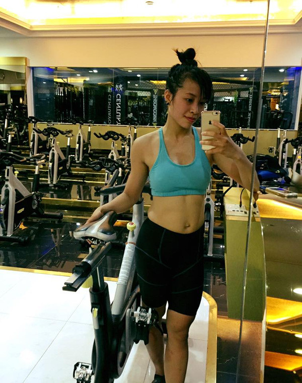 Công việc của Tú Thanh đi lại và hoạt động nhiều, sẽ không có thời gian vắt sữa cho con, chính vì vậy ngay từ lúc con còn nhỏ, cô đã thường xuyên vắt sữa trữ đông để đảm bảo con được ăn sữa mẹ hoàn toàn. Sau 4 tháng đi làm lại, cô giảm số lượng sữa vắt đi nhưng vẫn yên tâm vì đã có tủ sữa tích trữ.