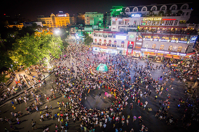 Quanh khu vực đài phun nước luôn có đội ngũ múa lân khiến người dân thích thú xem.