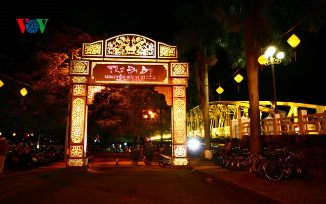 Phố đi bộ Nguyễn Đình Chiểu, Huế Tại cố đô Huế, du khách cũng có thể dễ dàng hòa mình vào con phố đi bộ sầm uất ở đường Nguyễn Đình Chiểu. Nằm dọc bờ sông Hương và ở ngay trung tâm thành phố, phố đi bộ Nguyễn Đình Chiểu lúc nào cũng tấp nập du khách từ chiều tới đêm muộn.