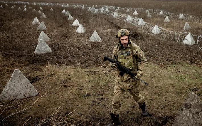 Mặc dù “Meduza” cho rằng các công sự Răng Rồng do quân đội Ukraine xây dựng đã làm chậm bước tiến của lực lượng thiết giáp Nga, nhưng trang tin tức này cũng thừa nhận rằng phòng thủ của Quân đội Ukraine ở khu vực phía nam “trông rất mong manh”, và ngay cả lực lượng tiếp viện từ Zaporizhzhia cũng không đủ để cải thiện tình hình bất lợi của Ukraine tại đây. Ảnh: Reuters.