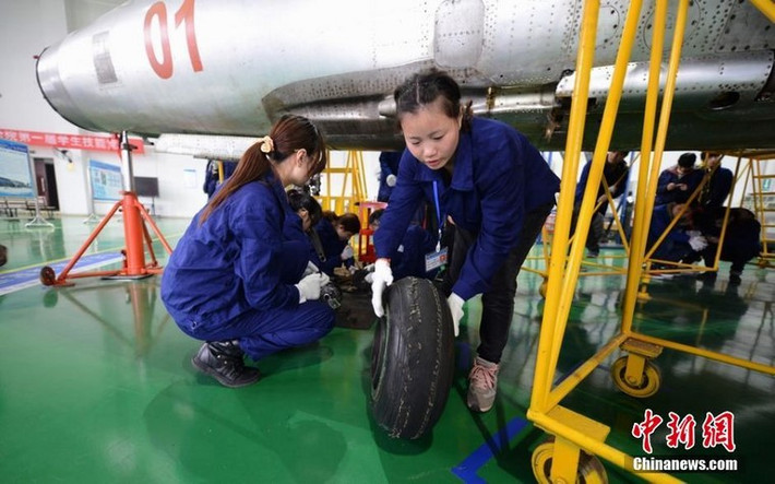 Việc đào tạo được giao cho Đại học Kỹ thuật Hàng Không Trường Sa tại tỉnh Hồ Nam, Trung Quốc. Trong ảnh, các sinh viên nữ của trường đang được đào tạo kỹ thuật bảo dưỡng, sửa chữa máy bay chiến đấu tại trường với mô hình học cụ là một chiếc tiêm kích đánh chặn J-7 (sao chép MiG-21).