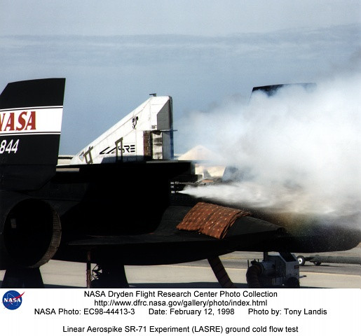 Một chuyến bay thử nghiệm khác của SR-71 mang theo LASRE được thực hiện vào ngày 12/2/1998. Trong 3 chuyến bay thử nghiệm vào mùa xuân và mùa hè đã kiểm tra chu kỳ khí oxy lỏng qua động cơ Linear Aerospike. Tuy nhiên, có 2 lần động cơ đã bị nóng chảy khi hạ cánh. Mặc dù vậy, nhờ những lần thử nghiệm này, Linear Aerospike lắp cho X-33 đã thực hiện chuyến bay lần đầu tiên vào năm 1999.