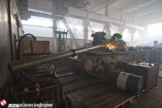 Những hình ảnh sửa chữa xe tăng, xe thiết giáp tại Nhà máy Kiev này vừa được phóng viên tờ báo Ukraine Autoconsulting tiết lộ hôm 27/2/2015.