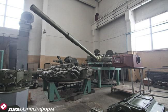 Tháp pháo xe tăng được tháo tung ra.